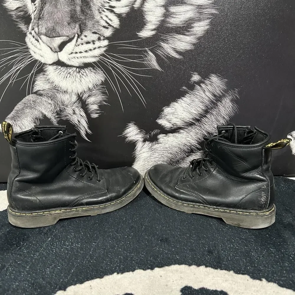 Dr. Martens Delaney AW004 Combat Boot Unisex M4/W5 Black Leather Side Zipper